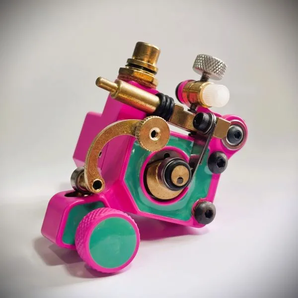 Sidewinder, sistema de accionamiento por leva, máquina de tatuar de golpe ajustable, equilibrio de peso, ergonomía para sesiones largas.