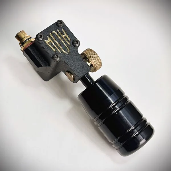 Máquina rotativa de motor suizo, direct drive, golpe suave, silenciosa para realismo, versátil para líneas y sombra.